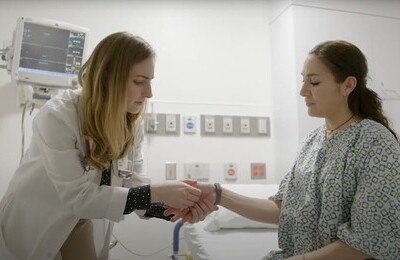 Кодирование Аквилонг в Красноуфимске Врач держит пациентку за руку