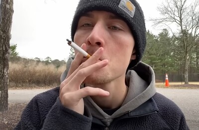 Лечение зависимости от табакокурения в Красноуфимске Мужчина с сигаретой делает затяжку