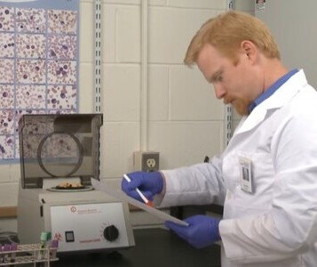 Клиника лечения наркозависимости в Красноуфимске Врач в кабинете клиники