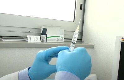 Проведение кодирования Вивитролом в Красноуфимске Шприц с Вивитролом в руках у врача